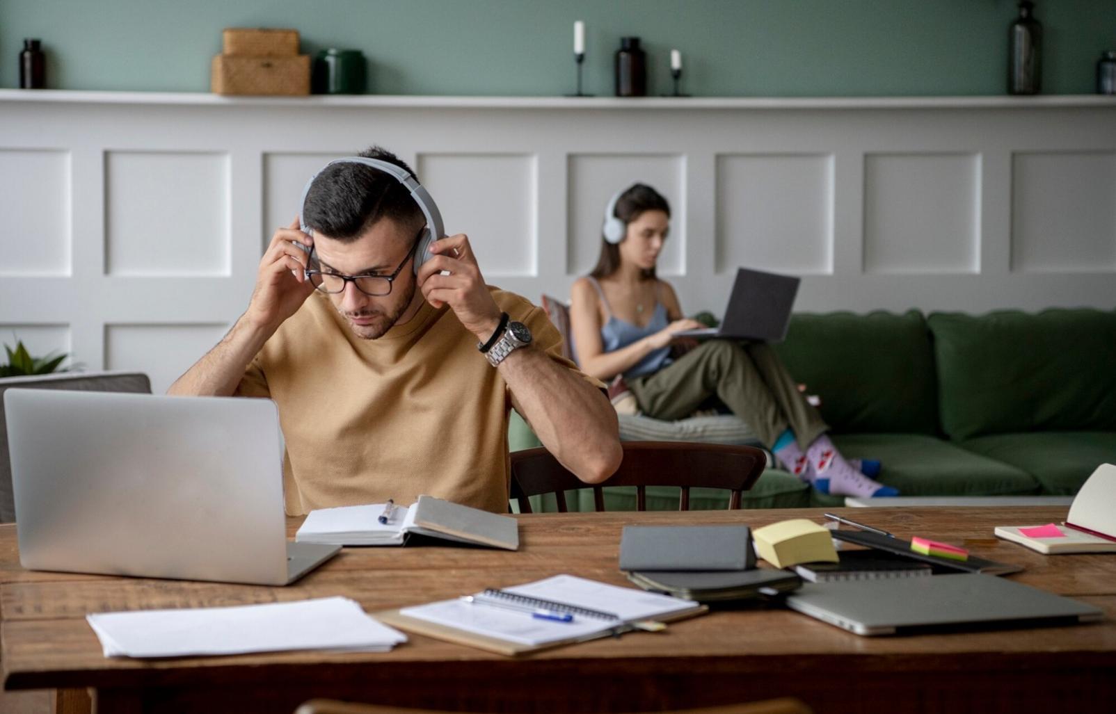 Команда профессионалов в процессе невербального взаимодействия